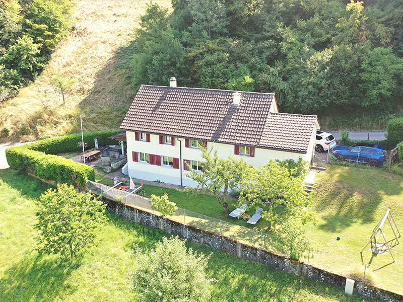 Charmantes Einfamilienhaus mit malerischem Garten auf 1'021 m2