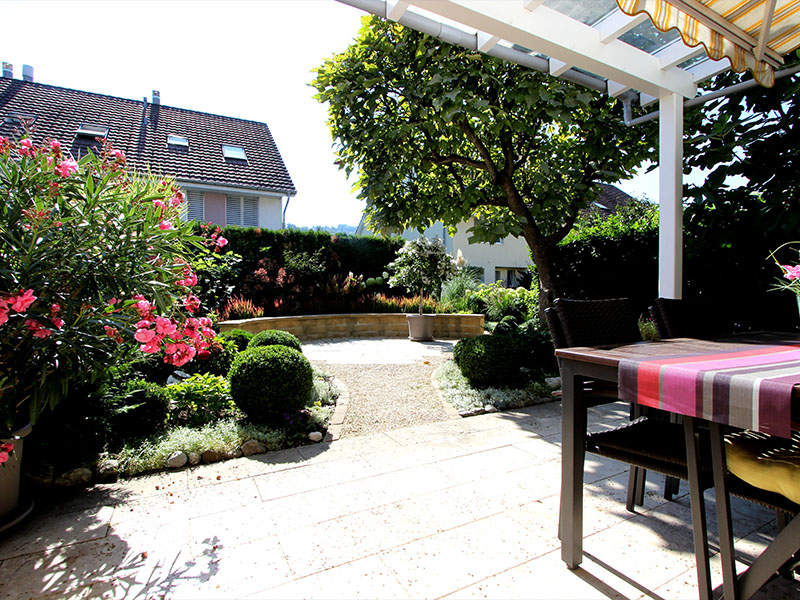 7.5-Zimmer Reihen-Einfamilien-Eckhaus mit malerischem Sitzplatz- und Gartenbereich