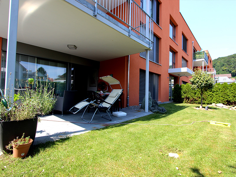 Modernes Wohneigentum mit zwei Sitzplätzen und Privatgarten