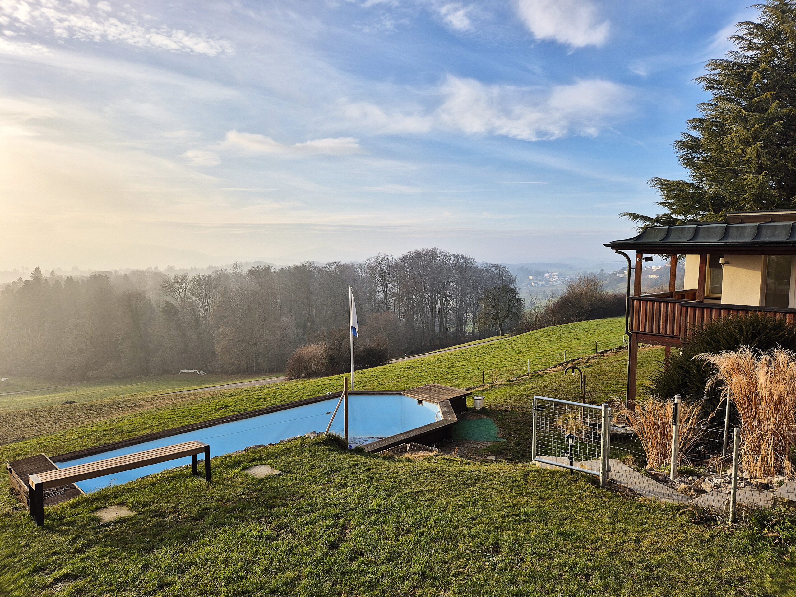 7.5-Zimmer Villa mit herrlichem Garten, Pool und Weitblick inkl. Doppelgarage und Carport
